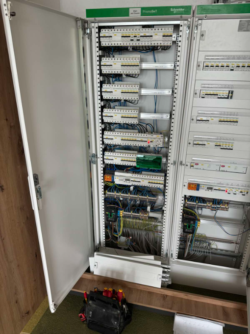 Villanyszerelés, automatika és gyengeáram.